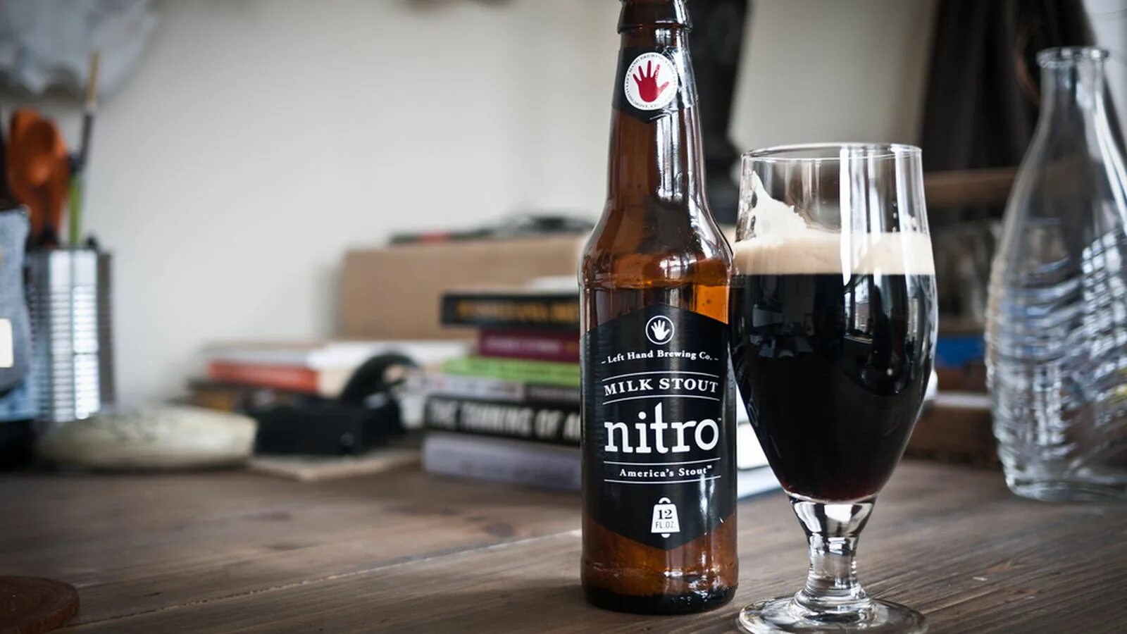 Стаут что это. Милк Стаут. Пиво темное jaws Nitro Stout. Джоус нитро Стаут. Милк Стаут пиво.