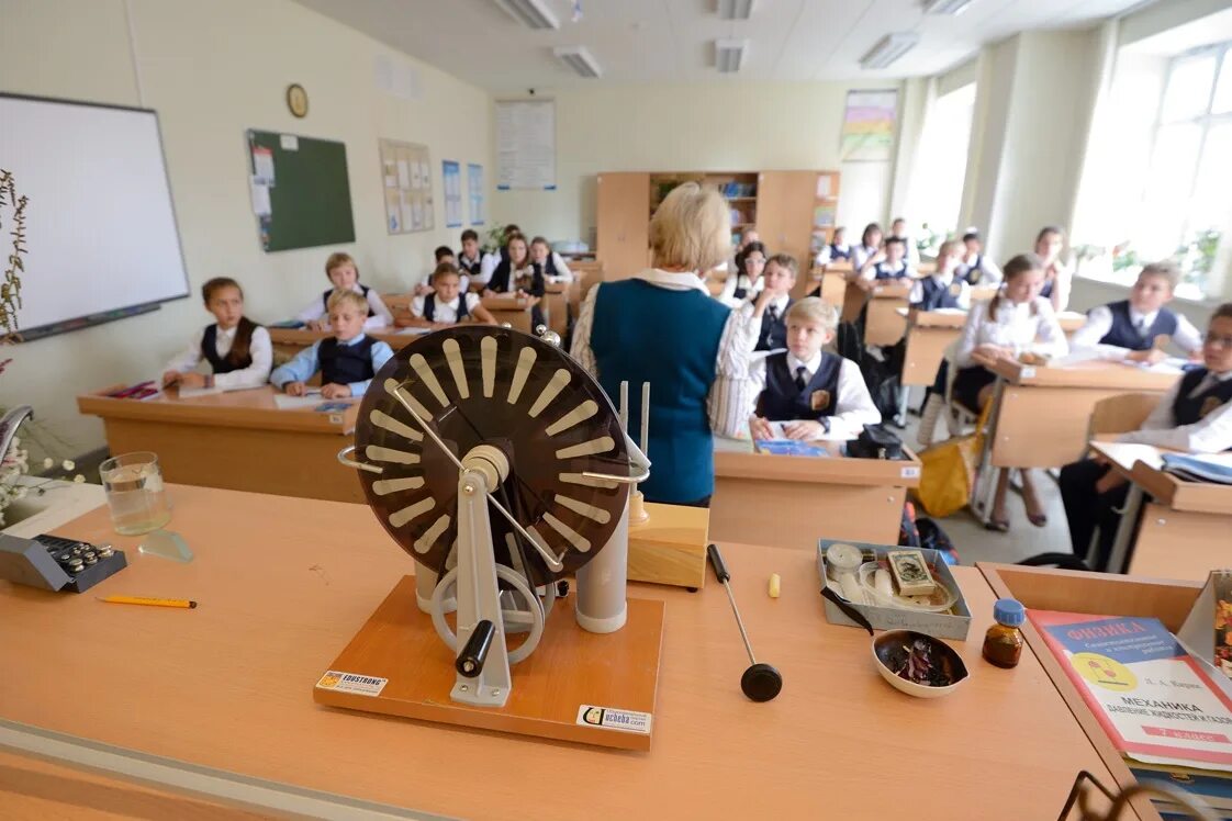 Департамент образования екатеринбурга логотип. Класс с учениками. Дети в школе на уроке. Ленина 51 екатеринбург урфу. Образование для дизайнера интерьера.