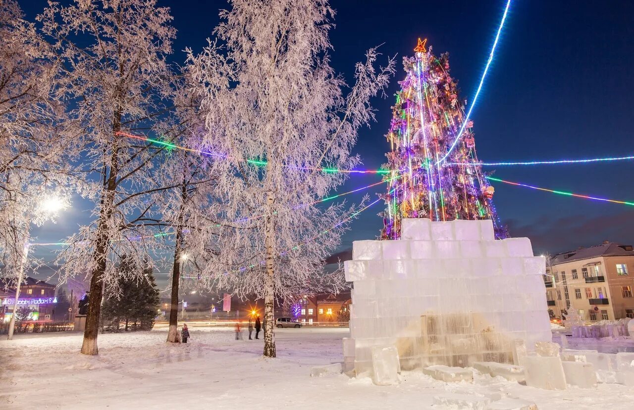 Лысьва т. Лысьва ледяной городок. Ледовый городок Лысьва 2022. Ледовый городок в Лысьве. Новогодняя Лысьва.