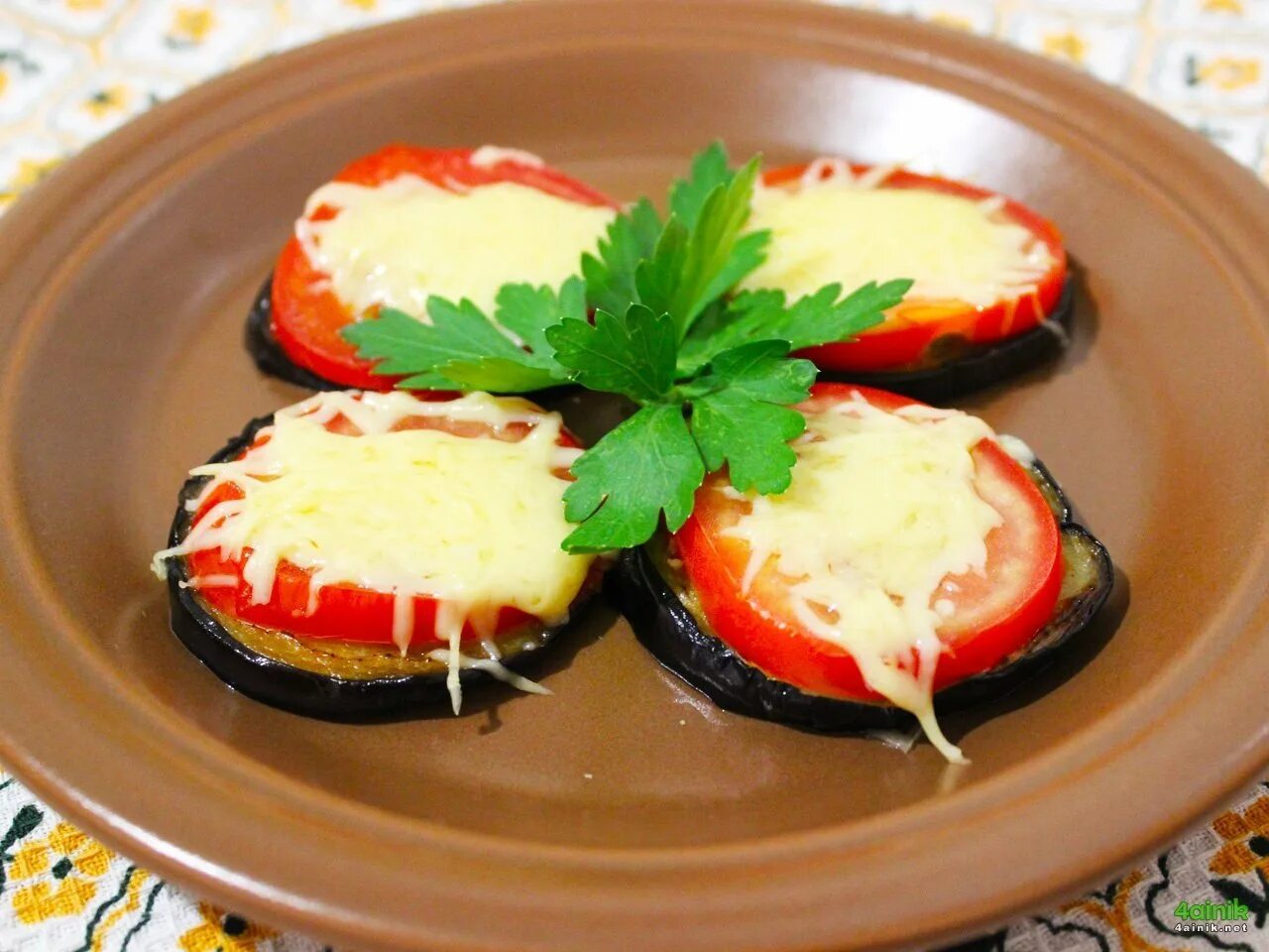Баклажаны с помидорами и чесноком на сковороде. Баклажаны кружочками с помидорами. баклажаны с помидорами и сыром. баклажаны кружочками с помидорами и чесноком. баклажаны в духовке с помидорами и сыром и чесноком в духовке.