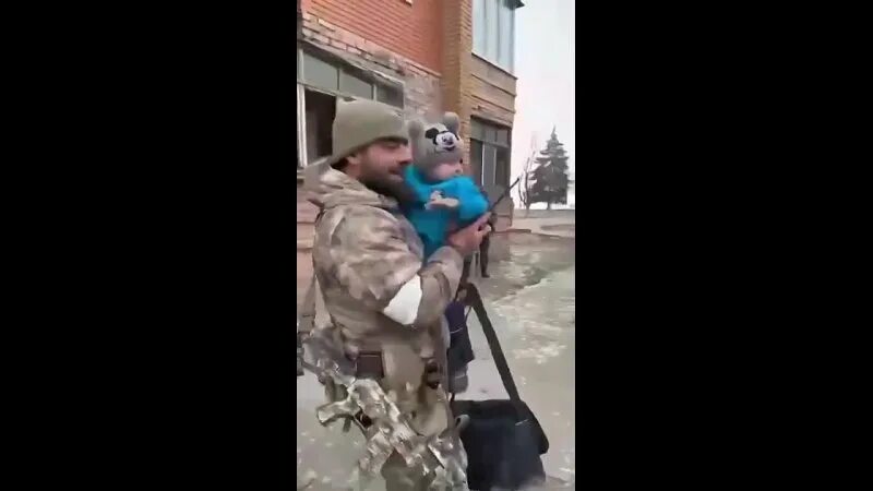 Российский военный спасает ребенка на украине. Кадыровский полк. В москве чеченцы спасли двухлетнюю девочку от смерти. Чеченец с ребенком на руках. Чеченцы спасают.