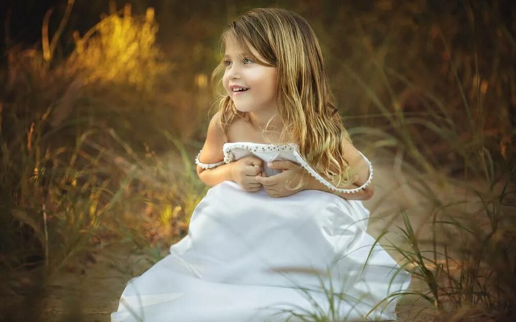 Невесты в свадебных платьях. Девушка в платье спит в лесу. Девочка в платье снится. Девочка в белом платье во сне. Девушка в длинном платье.