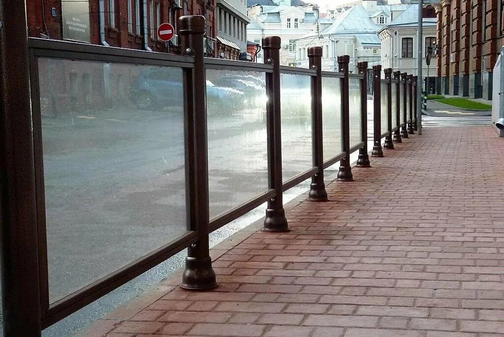 Ограждение вдоль тротуара. Бетонируемый столбик смб-76. Пешеходные дорожные ограждения. Пешеходное барьерное ограждение. Ограждение вдоль тротуара.