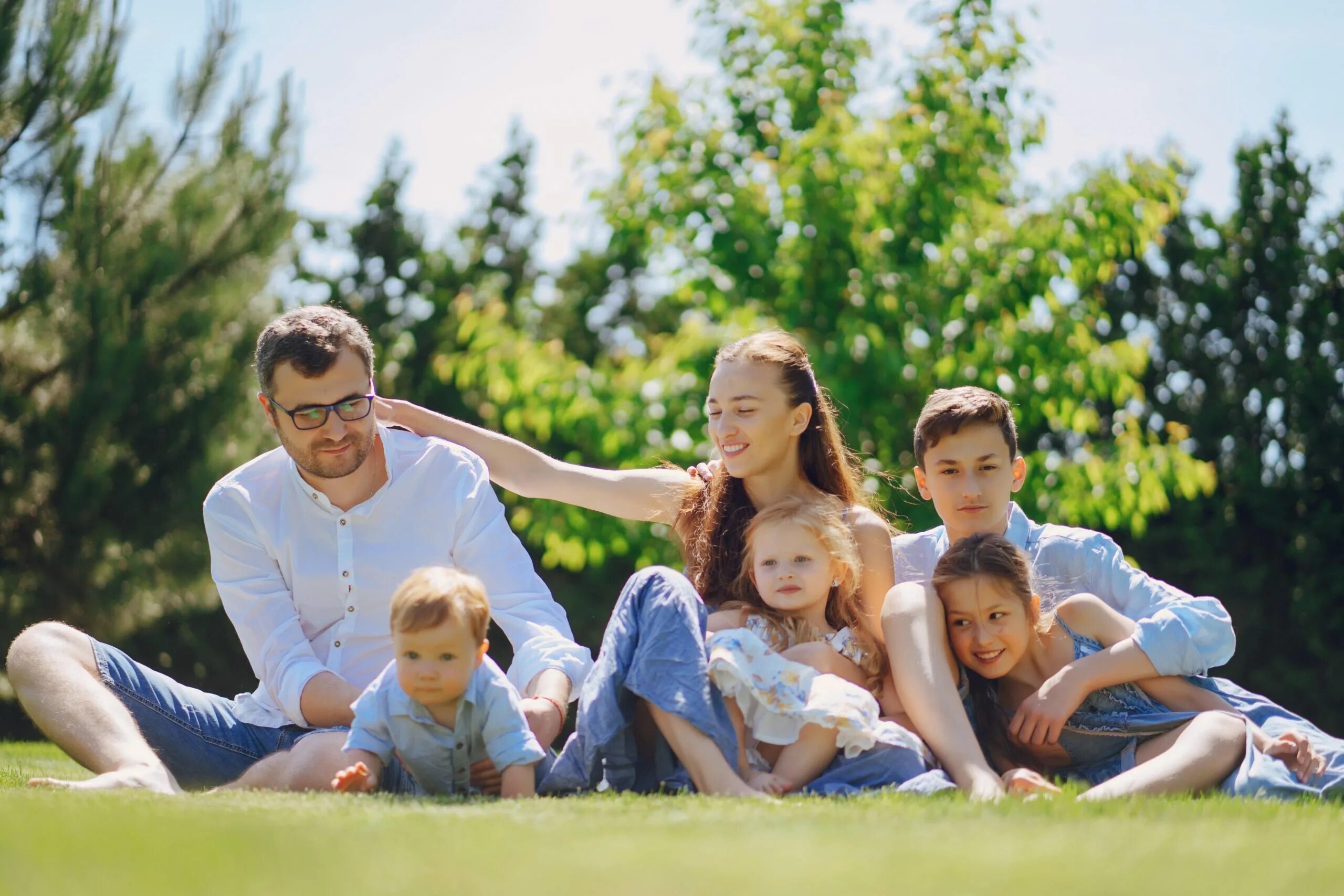 Like a big family. Счастливая семья. Счастливая многодетная семья. Большая счастливая семья. Украинская семья.