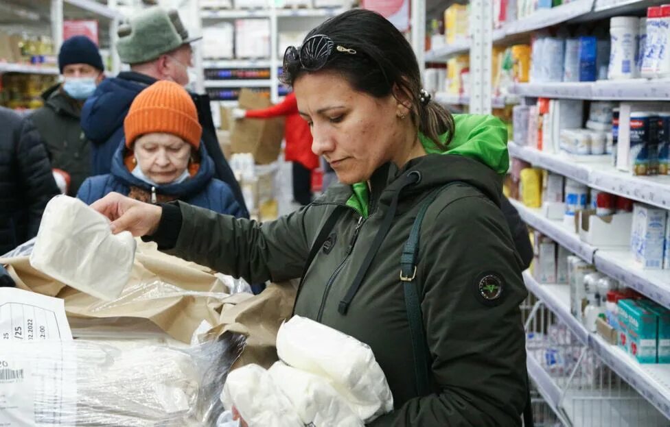 Ru и других а также. Ажиотажный спрос на сахар. Ажиотаж на продукты. Ажиотаж в магазинах. Дефицит товаров в России.