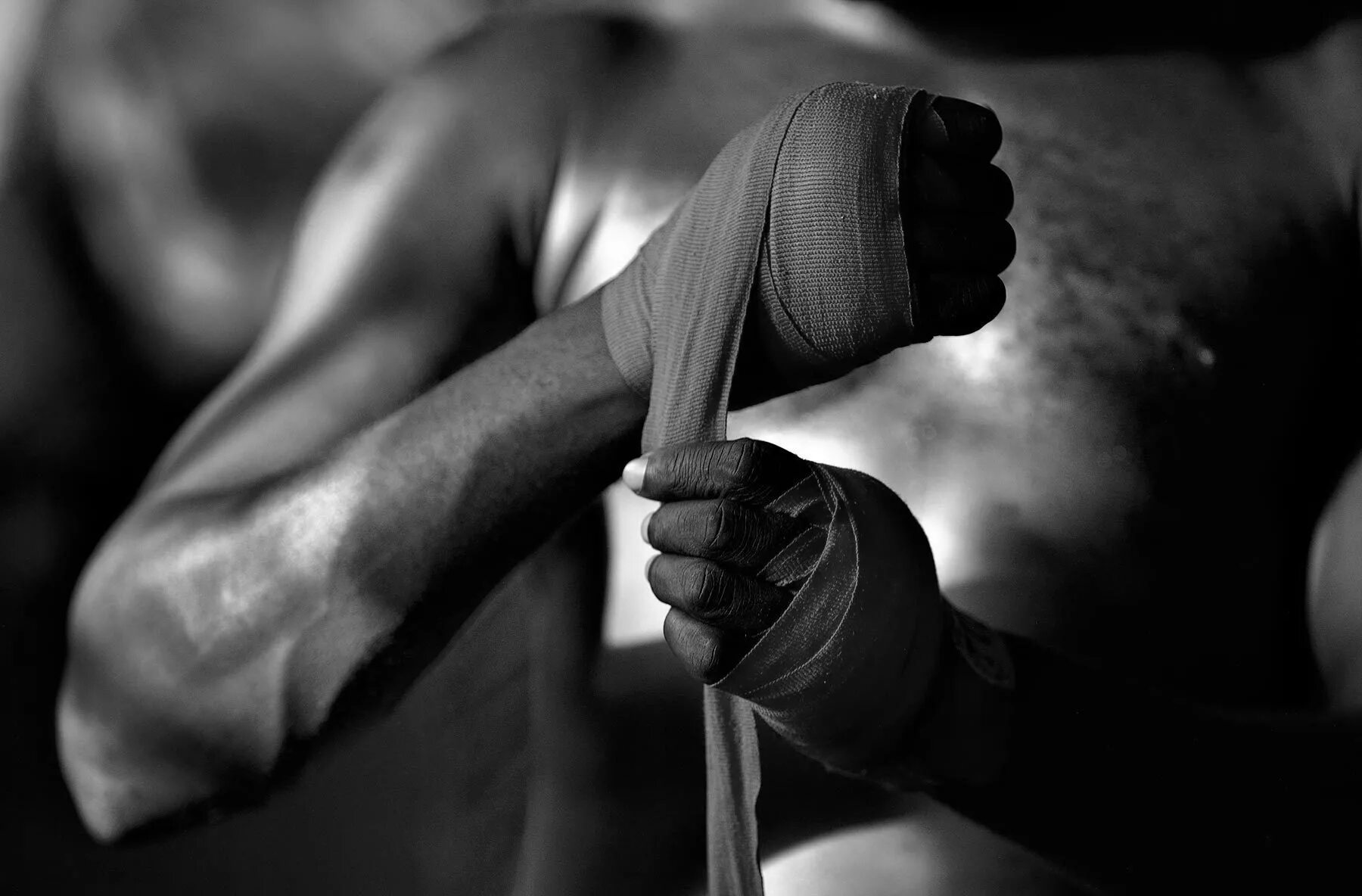 Удар перчаткой. Боксерские бинты в крови. Западные боевые искусства. Джиу-джитсу обои на рабочий стол. Кулак в перчатке боксера.