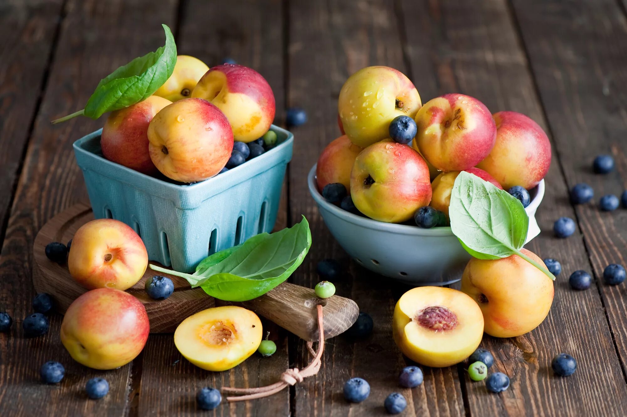 2 8 фруктов составляют персики. Персик (фрукт). Фрукты на столе. Яблоки и ягоды. Яблоко персик.