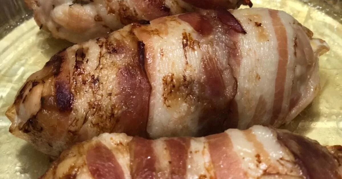 Рулет из филе курицы с беконом. Рулетики с беконом. рулеты завернутые в бекон. рулет с беконом в духовке. куриные рулетики в беконе.