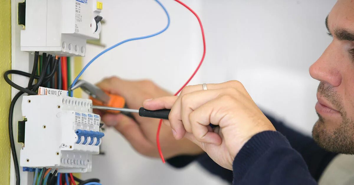 В квартире планируется заменить электрическую. Демонтаж электрики. Условия плиты. Капитальный ремонт электрики. Электрика в квартире.