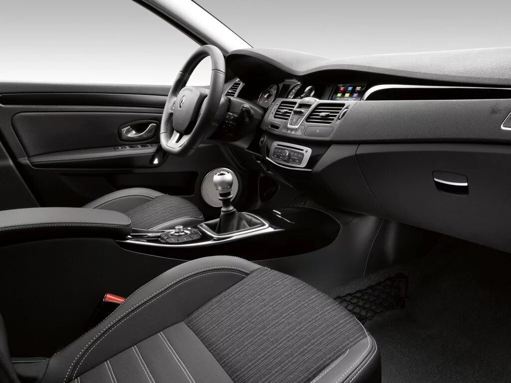 Рено лагуна 3 салон. Renault laguna 3 салон. Renault laguna 3 interior. Laguna 3 салон. Рено лагуна 2008 салон.