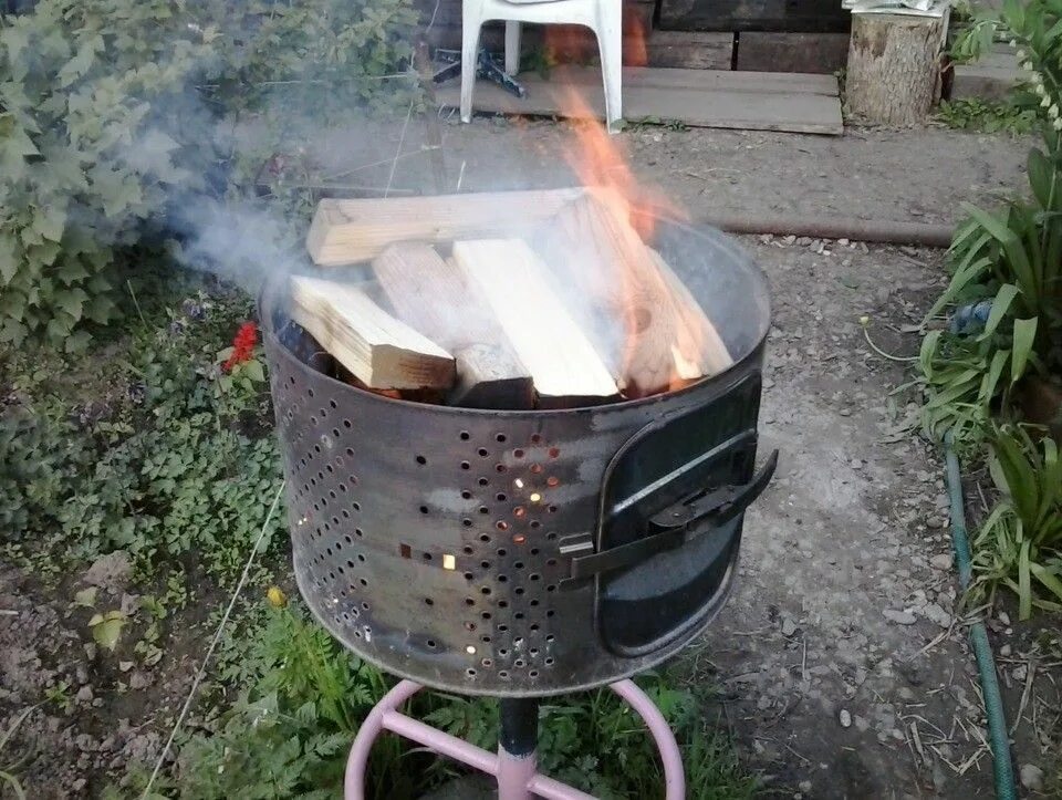 Что можно сделать из сломанной. Журнальный столик из стиральной машины. Мангал из стиральной машинки. Мангал из стиральной машинки. Столик из барабана стиральной машины с подсветкой.