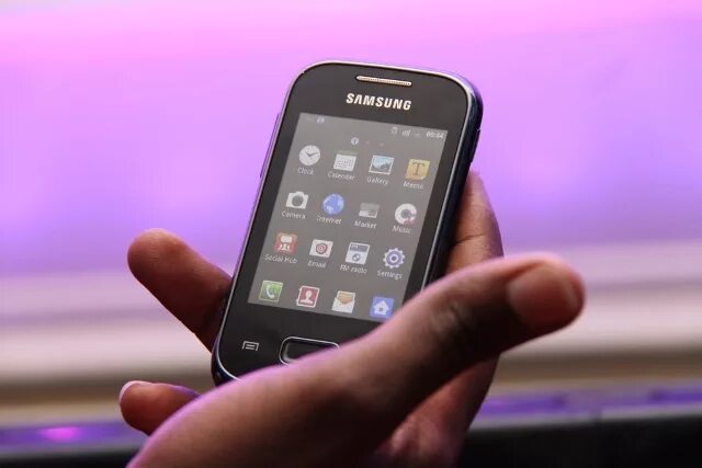 Маленький экран. Самсунг галакси маленький. samsung маленький смартфон. маленький смартфон самсунг 2025. samsung самый маленький смартфон 2000.