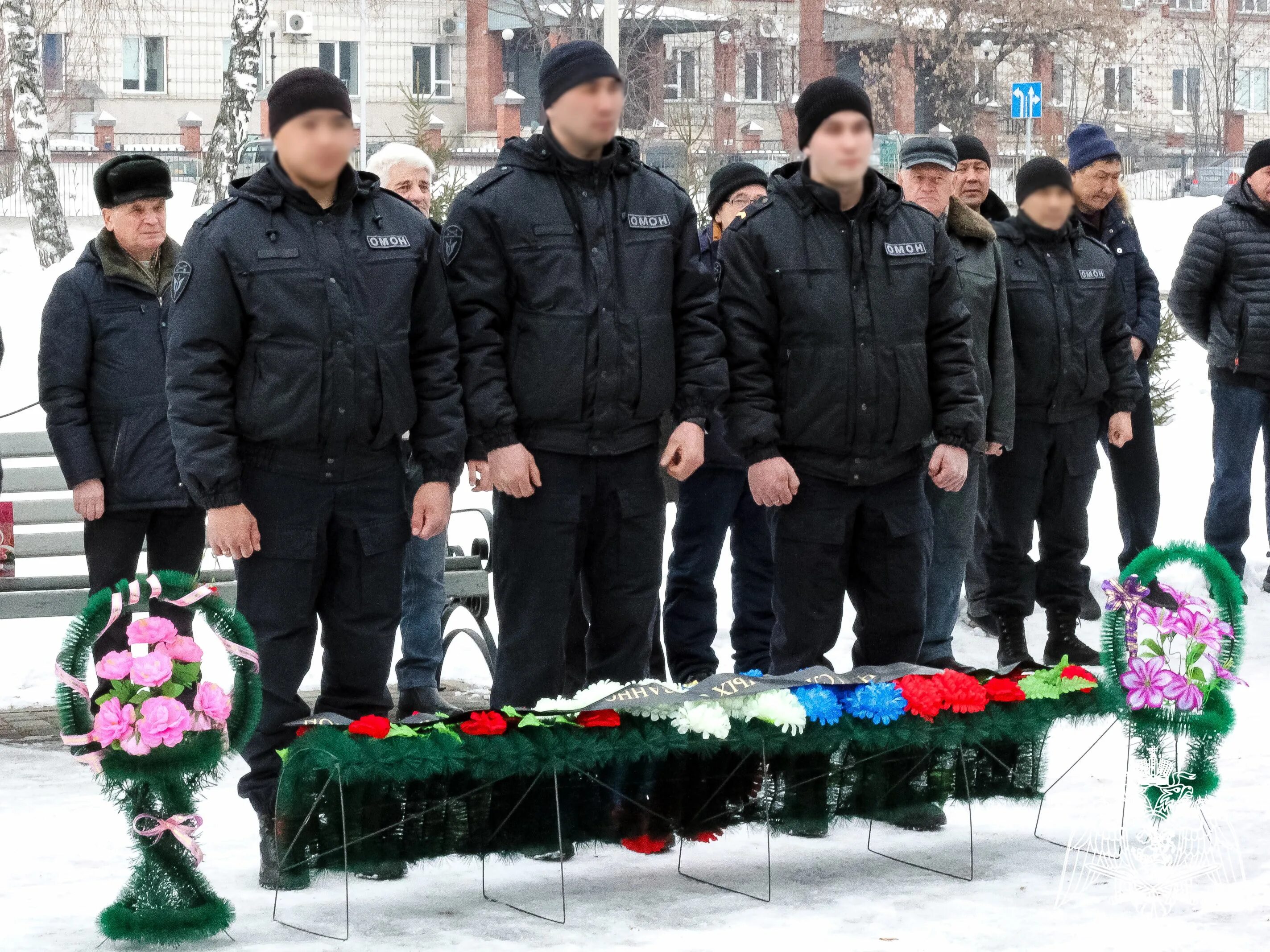 Кровь горно алтайск. Похороны Горно Алтайск. ОМОН Горно Алтайск. Нижегородский ОМОН.