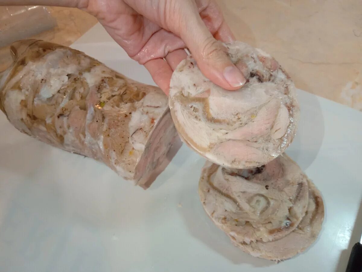 Колбаса в пластиковой бутылке из курицы. Отто зельц. зельц из рульки в бутылке. мраморный зельц. зельц из рульки.