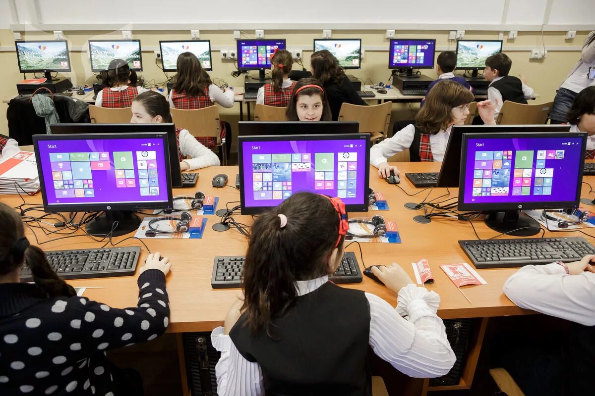 Мебель для компьютерного класса в спо. Техническое обеспечение в школе. Школьники в компьютерном классе. Компьютерное обеспечение школы. Компьютерное обеспечение школы.