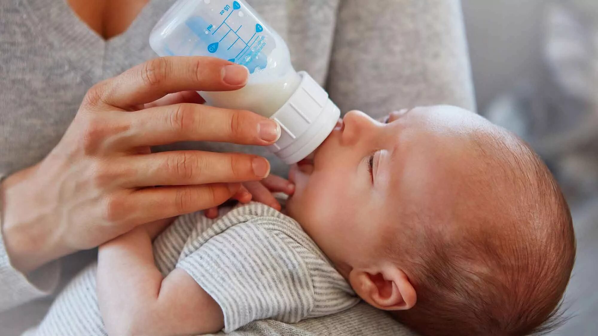 Почему новорожденный не берет. Кормление из бутылочки новорожденного. Кормление из бутылки. Грудное молоко. Кормление молоком.