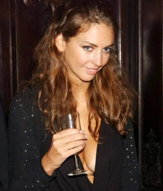 Маркиза роуз хэнбери. Маркиза роуз хэнбери. Маркиза чамли роуз хэнбери. Роуз ханбери, маркизой чамли. Роуз чолмондели.