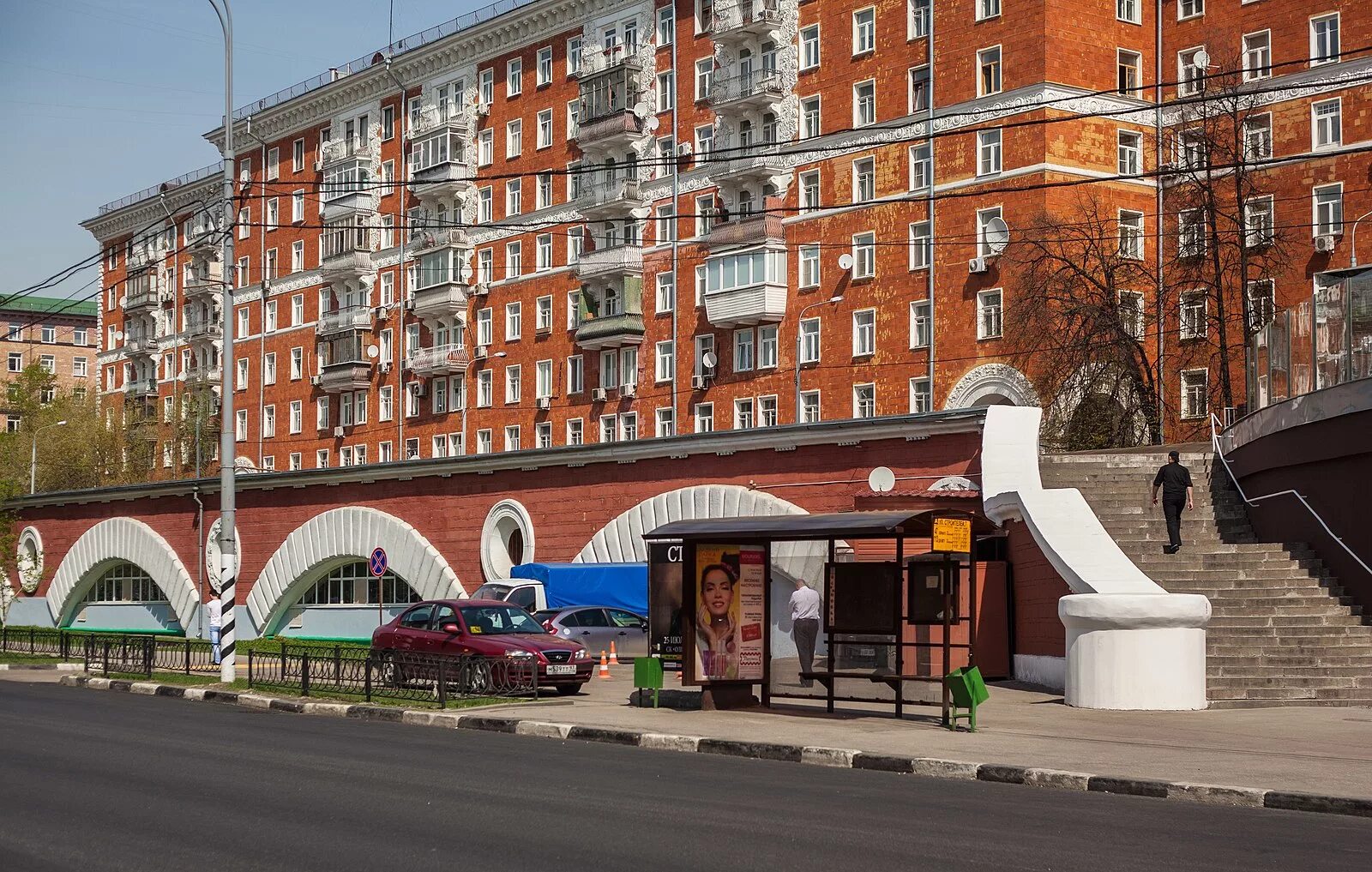 Улица дом строителя. Улица строителей москва. улица строителей дом 6 москва. красные дома улица строителей 4. красные дома на улице строителей.