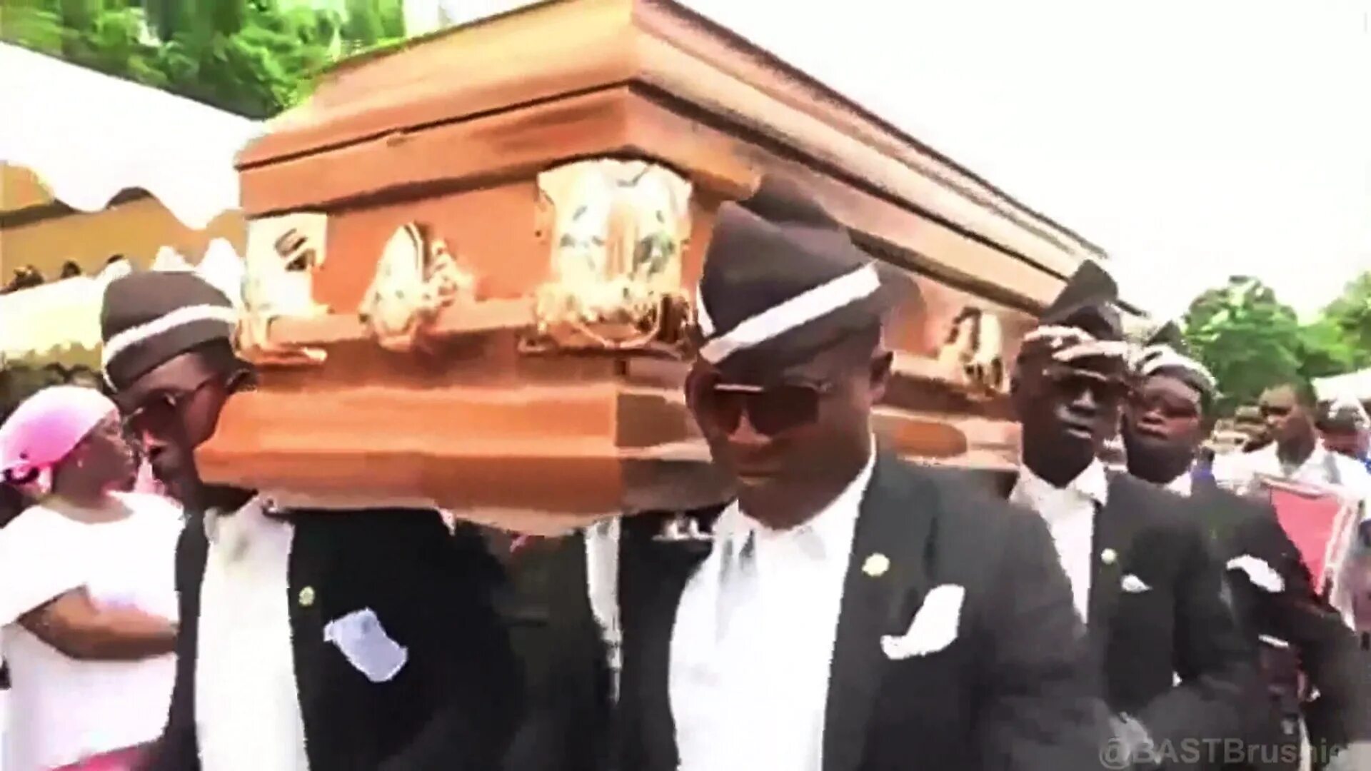 Африканцы гроб. Коффин данс. coffin dancer мемы. негры с гробом.
