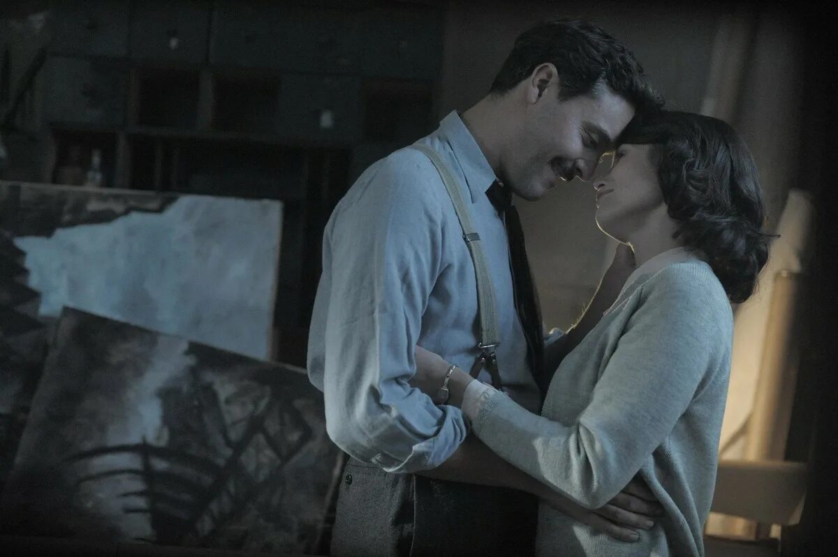 Джейк джилленхол патруль 2012. Watch movies one. Уэнди мэлик детство шелдона. Парень и девушка у телевизора. Сиенна миллер дело в тебе 2013.