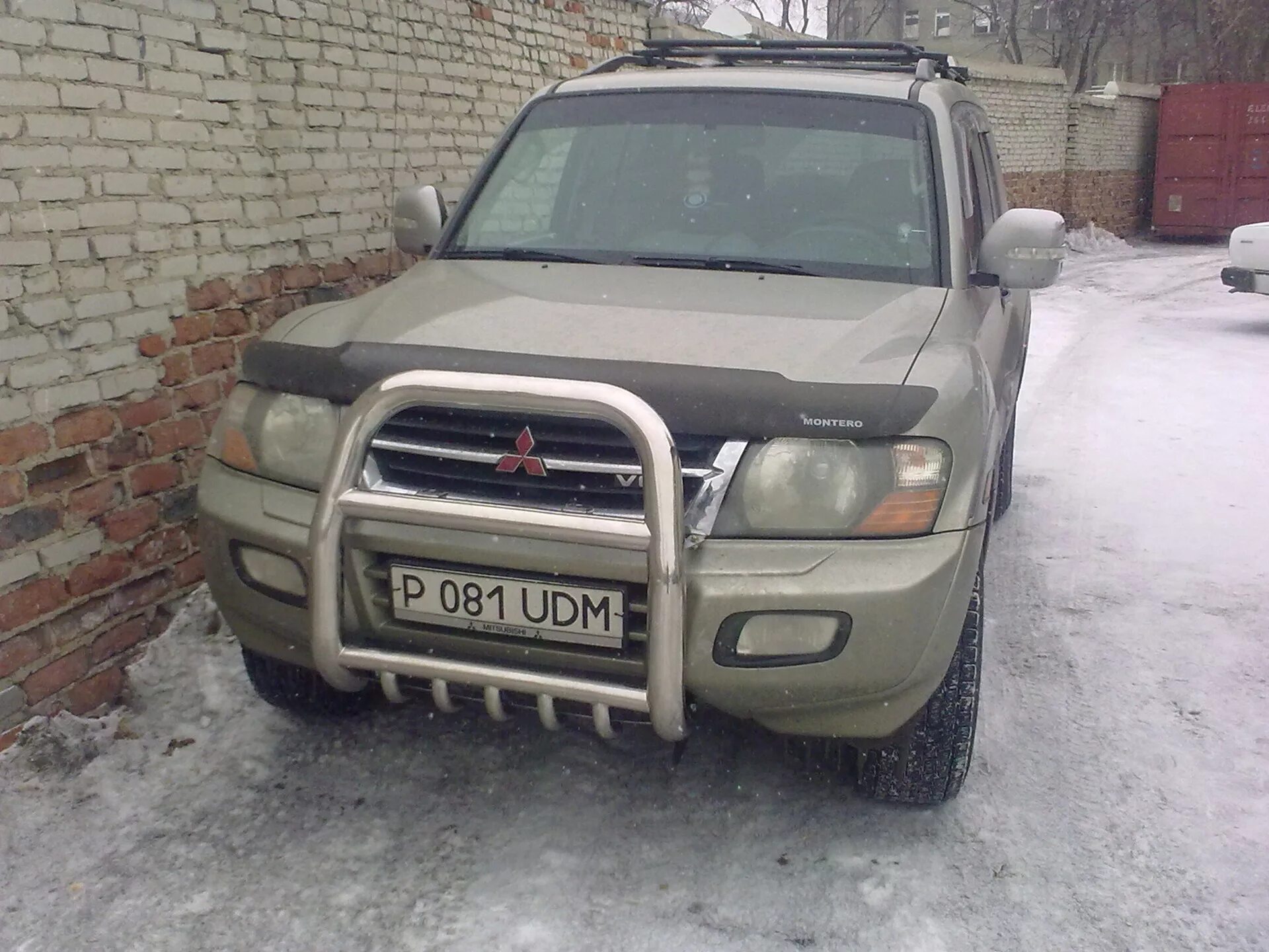 Montero 3 кенгурятник. Кенгурятник pajero. Mitsubishi pajero 2 с кенгурятником. Мицубиси паджеро 2 с кенгурятником. Кенгурятник на мицубиси монтеро спорт.