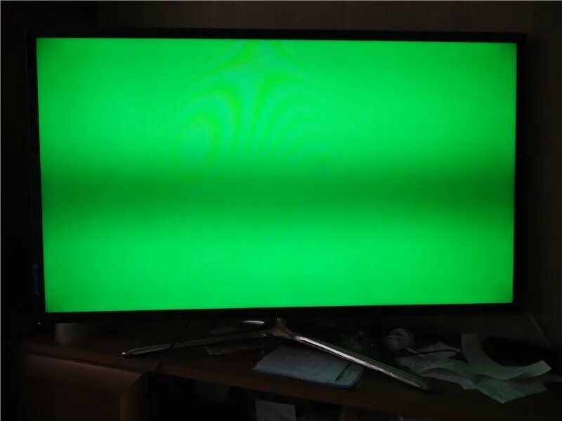 Почему экран становится желтым. Зеленый экран телевизор Тошиба. Телевизор самсунг зеленый экран. Зеленые полосы на телевизоре. Монитор зеленого цвета.
