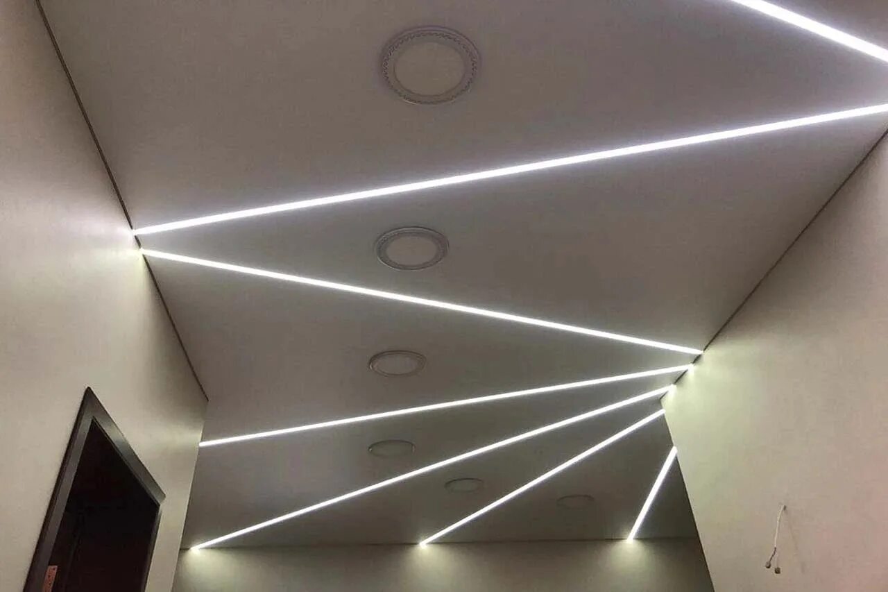 Потолок с подсветкой. Натяжной потолок со светодиодной подсветкой. Световые полосы на потолке. Диодная подсветка потолка. Свет от световых линий