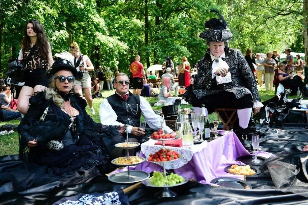 Treffen немецкий. Treffen. Treffen. Готический фестиваль (wave gotik treffen). Субкультура готы фестивали.