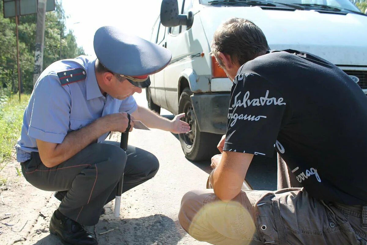 Нарушение правил эксплуатации машин. Нарушение ПДД. Неисправности автомобиля ГИБДД. Нарушение безопасности. ГИБДД осматривают автомобиль.