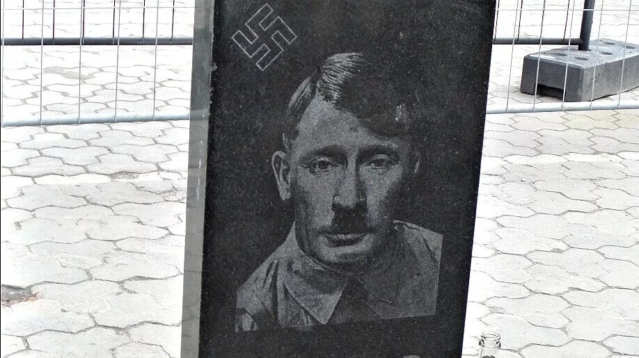 Памятник Адольфу Гитлеру. Памятник Гитлеру в Украине. Статуя Адольфа Гитлера. Памятник Адольфу Гитлеру на Украине.