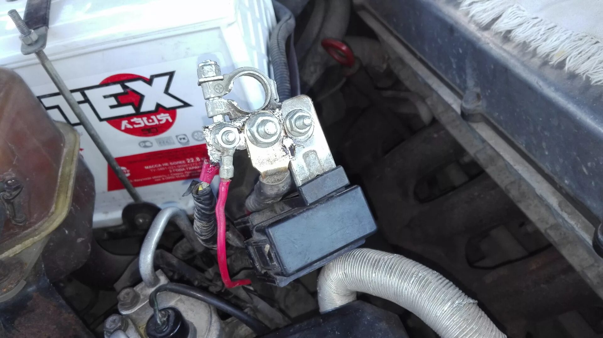 Масса на 2 аккумулятора. Масса аккумулятора форд фокус 2. Масса на 2 аккумулятора. Выключатель массы акб cobo 13. Как правильно подключить выключатель массы 12v.