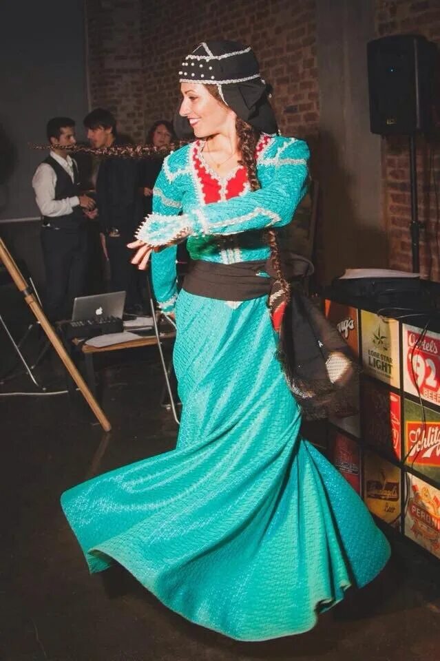 Национальные танцы Азербайджана. Азербайджанский женский танец. Азербайджанка танцует. Традиционный азербайджанский танец. Танцы азербайджана