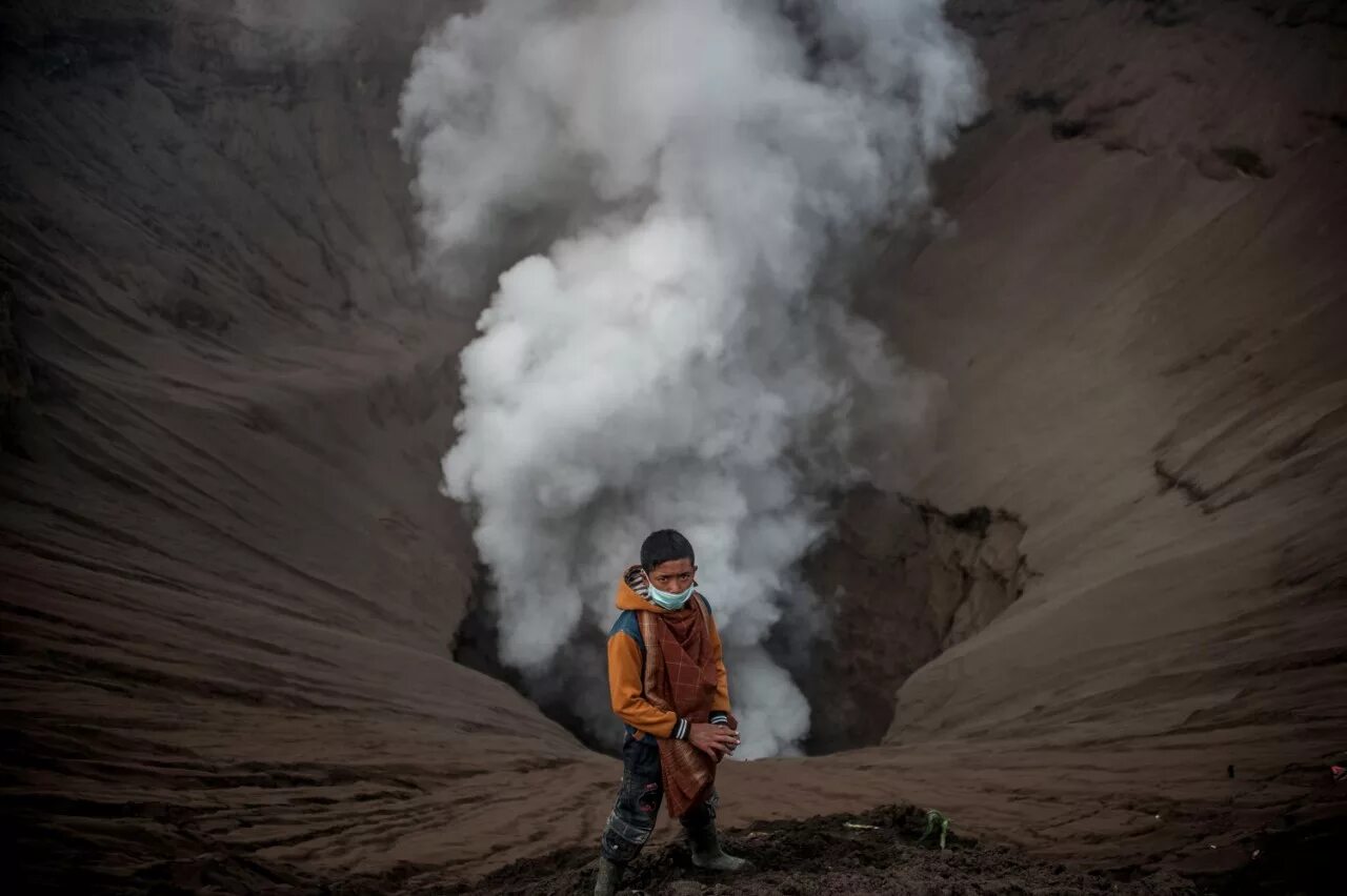 Вулкан брома. Гора Бромо Индонезия. Вулкан bromo. Фотосессия на вулкане. Человек на вершине вулкана.