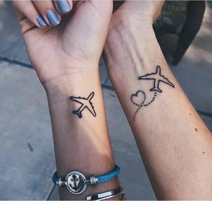 Matching plane. Парное тату самолет. Парные тату самолетики. Маленькие Татуировки. Парные Татуировки на запястье.