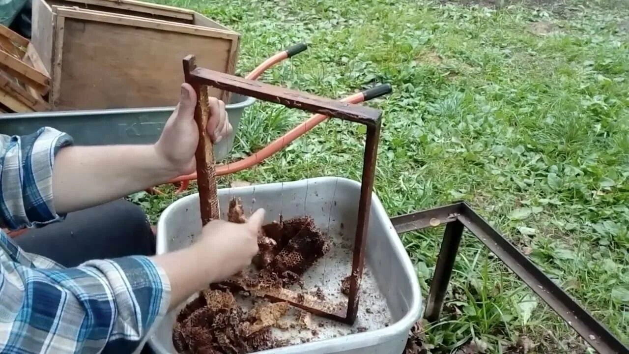 Как вытопить воск из сот. Пчеловодство перетопка воска. вытопка воска. пресс для перетопки воска. перетопка воска в домашних.