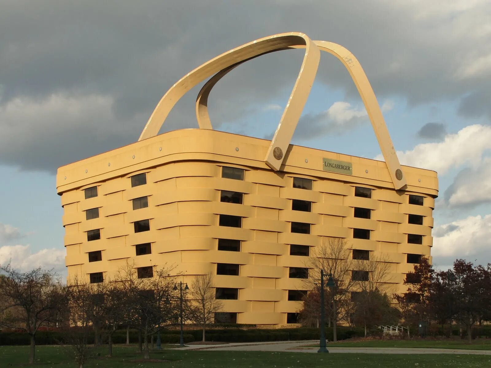 Здание в стиле бионика в архитектуре. Креативные арт объекты. Инсталляция из стульев. Вещь архитектура. Инсталляция из пластика.