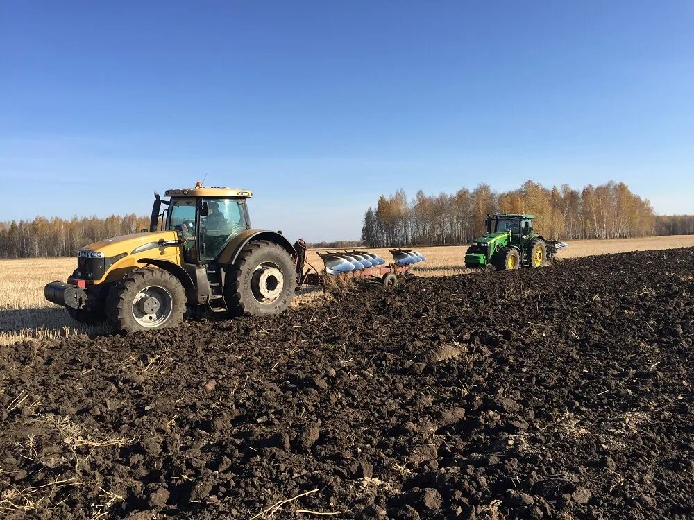 Глубокая зяблевая вспашка. Вспашка зяби. Осенняя зяблевая вспашка. Вспашка под зябь агрегат. Глубокая вспашка