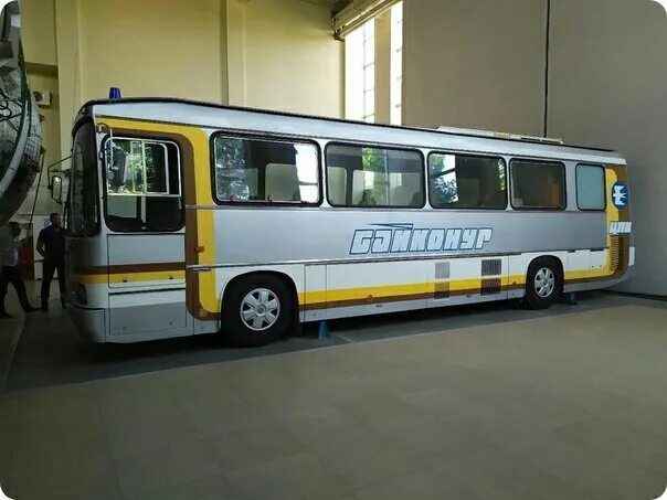 Перед автобуса. Лаз-695б. Лаз 695. Лаз гагарина. Автобус в космосе.