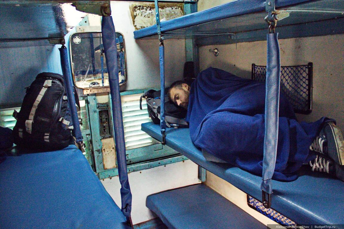 Автобус плацкарт. Поезд внутри. Автобус с лежачими местами. Новый капсульный вагон ржд. Автобус плацкарт.