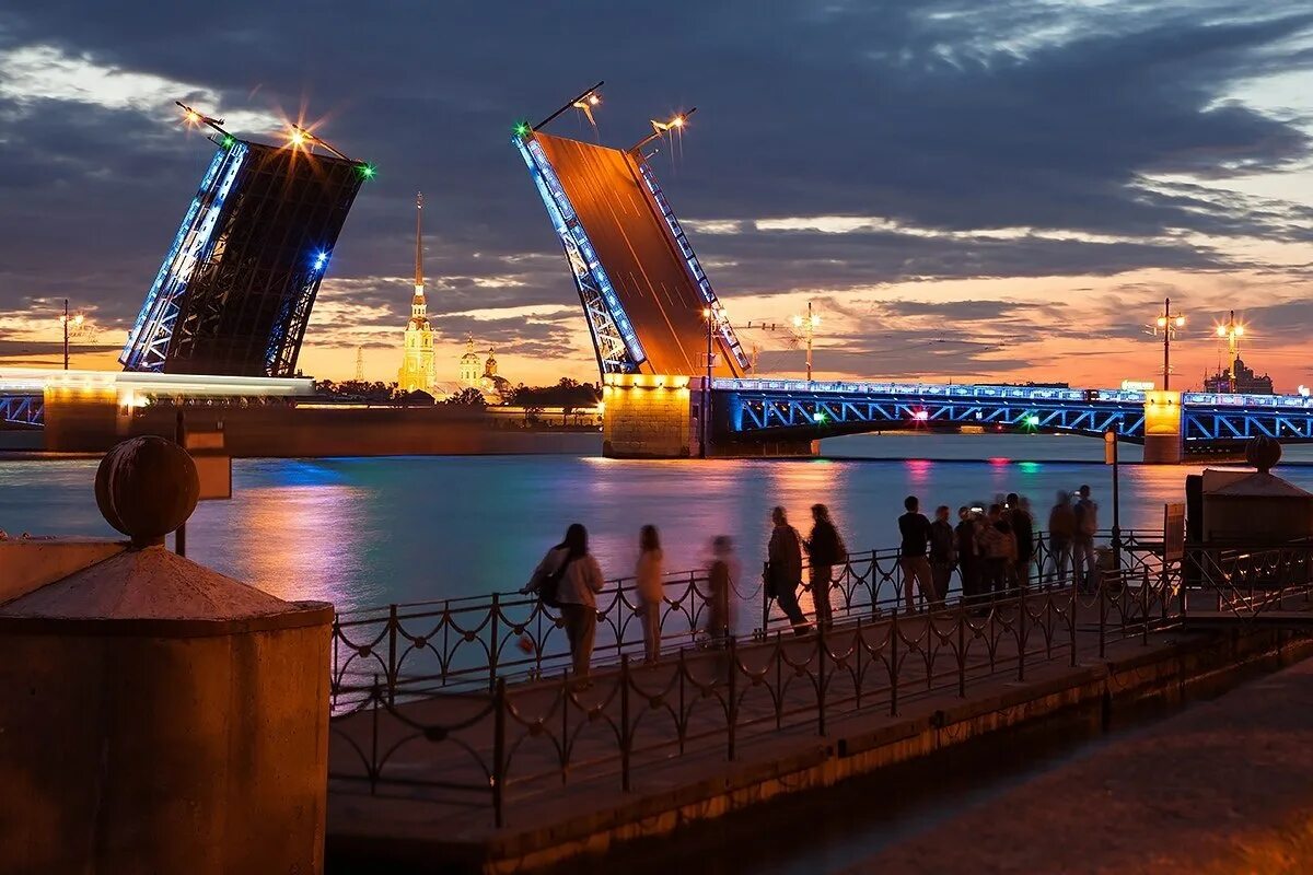 Сколько живет в спб. Ночной Санкт-Петербург. Ночной Санкт-Петербург лето. Белые ночи Санкт-Петербург. Дворцовый мост белые ночи.