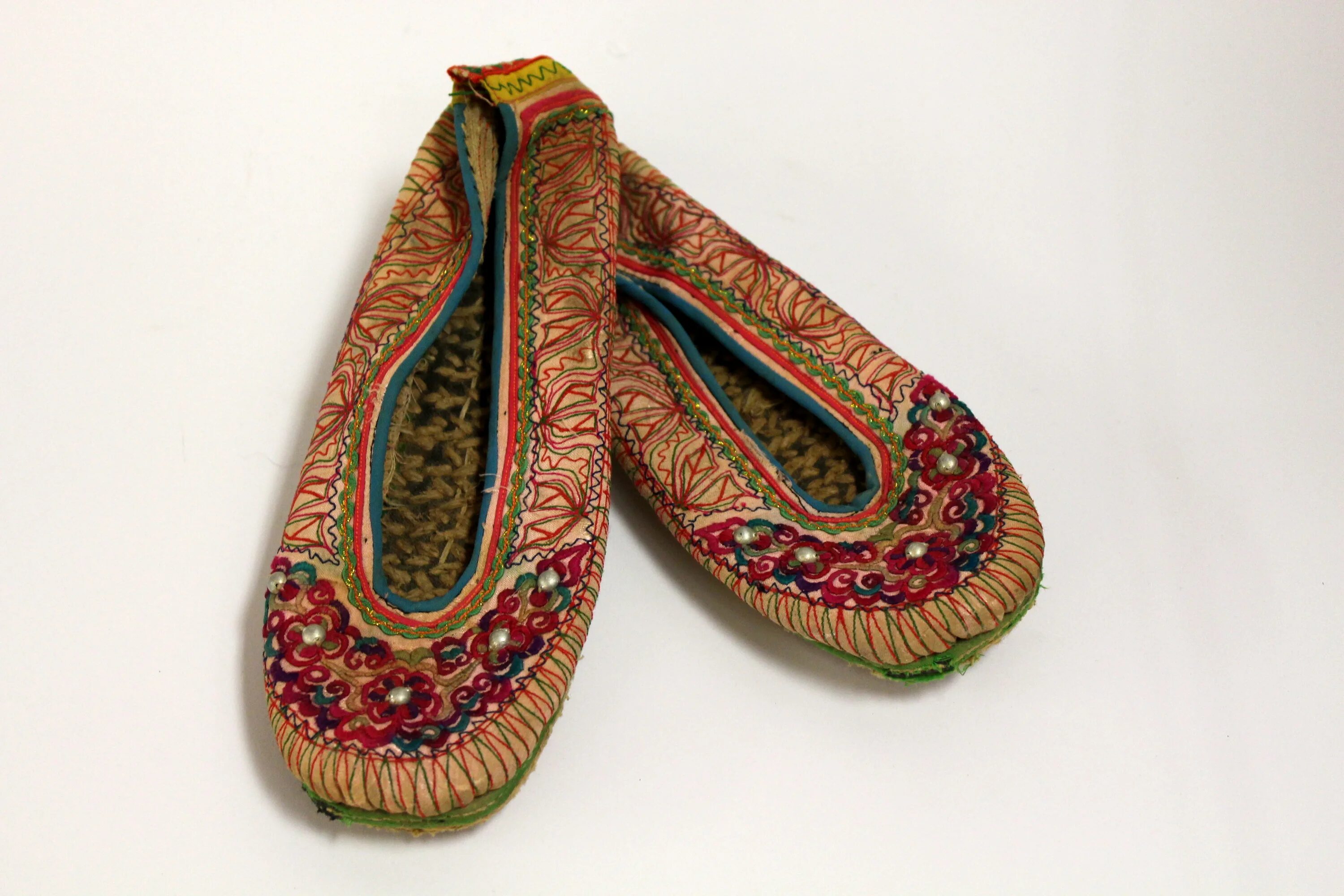 Традиционная обувь. Индийская обувь bata. Традиционная обувь. Китайская обувь 19 век. Дзори обувь древняя япония.