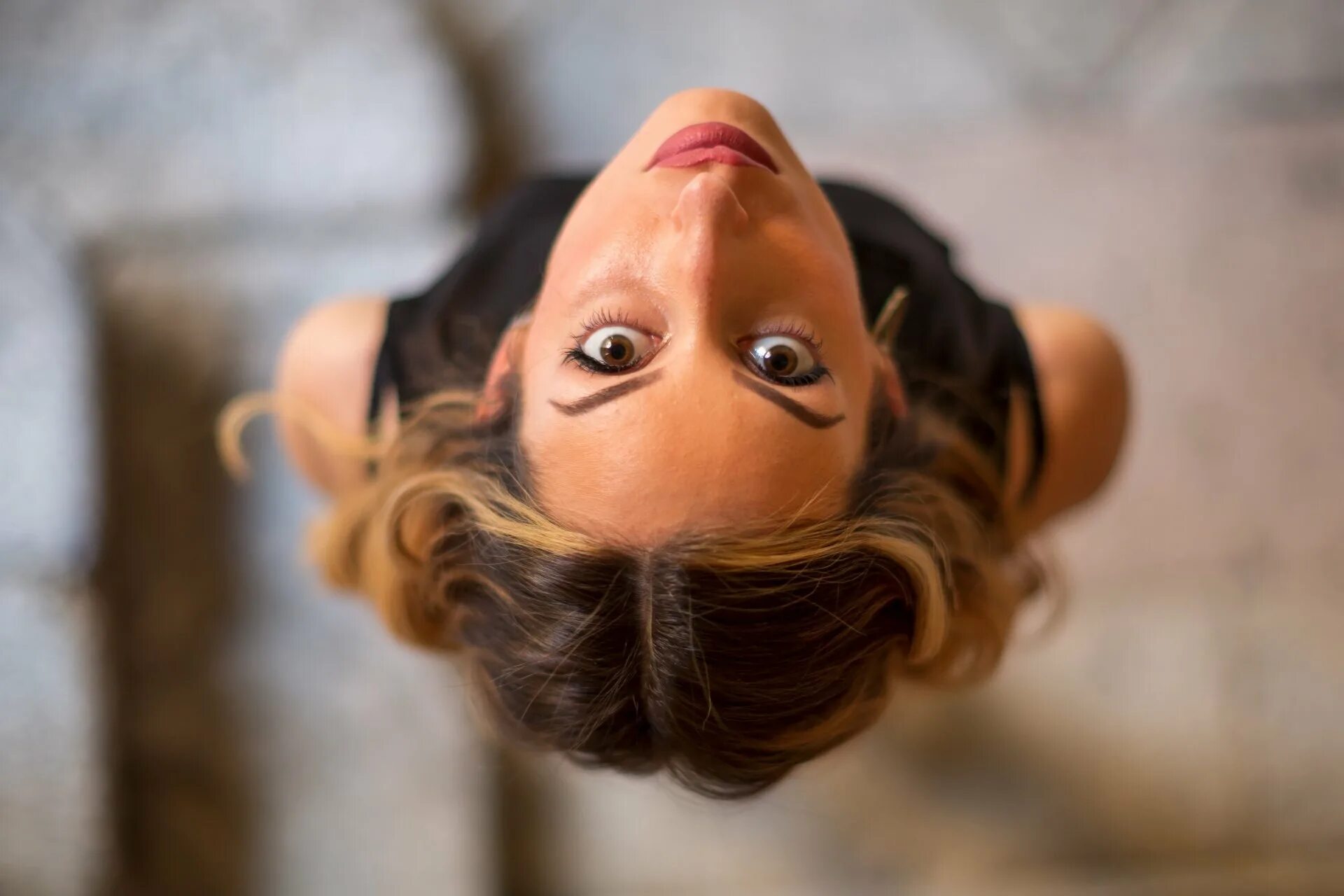 голова девушки сверху. дарья гунчикова грууудь. девушка с закрытыми глазами. девушка с открытым ртом вид сверху. девушка задрала голову вверх.