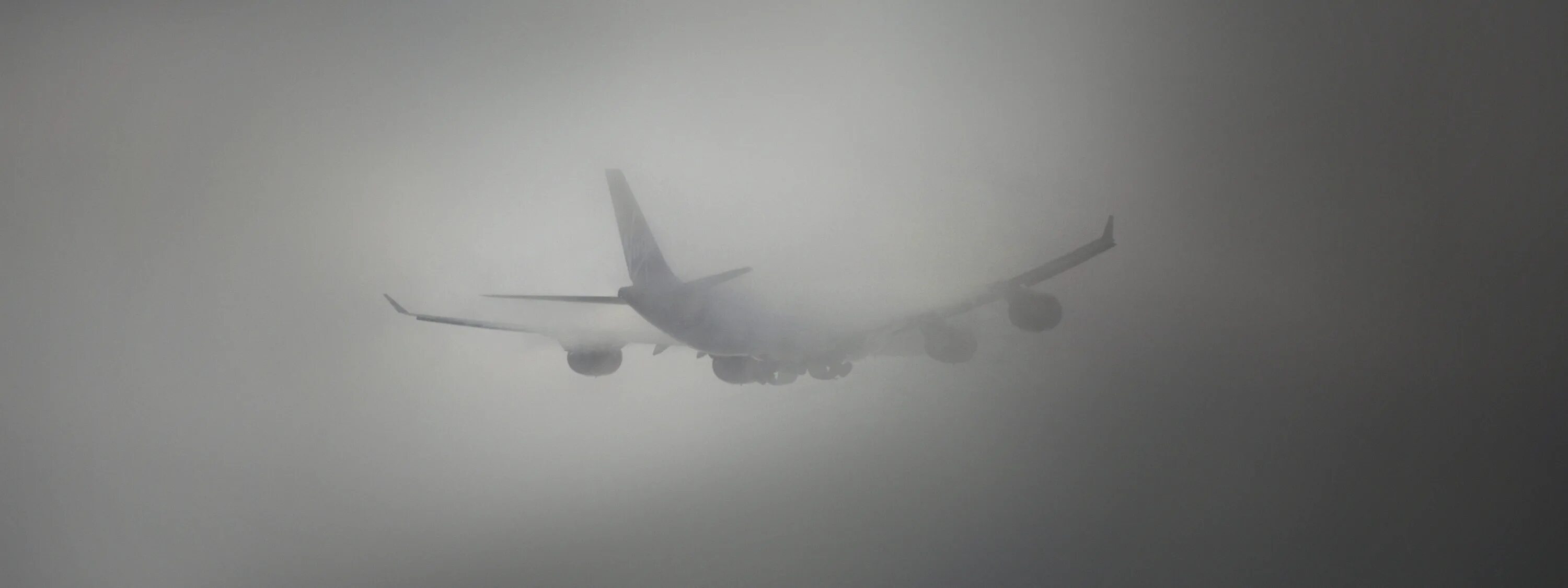 Туман в самолете. Самолет в тумане. Туман в самолете. Туман в авиации. Туман в авиации.