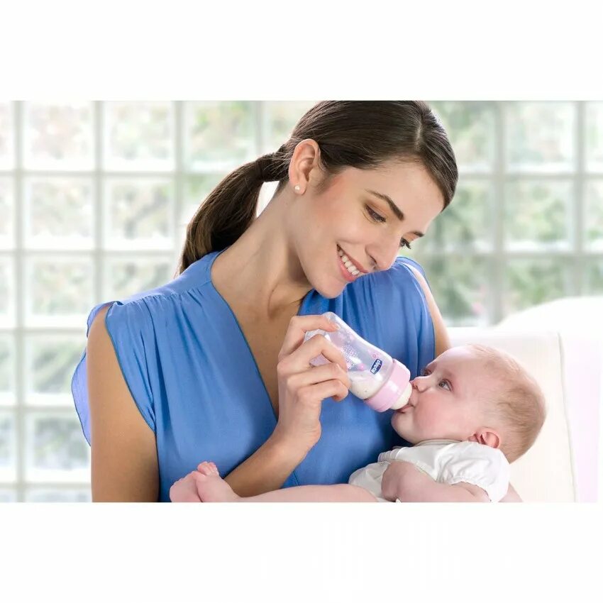 Как держать ребенка при кормлении из бутылочки. Как держать ребенка при кормлении из бутылочки. Позы кормления младенца из бутылочки. Позы для кормления смесью. Подушка для кормления из бутылочки.