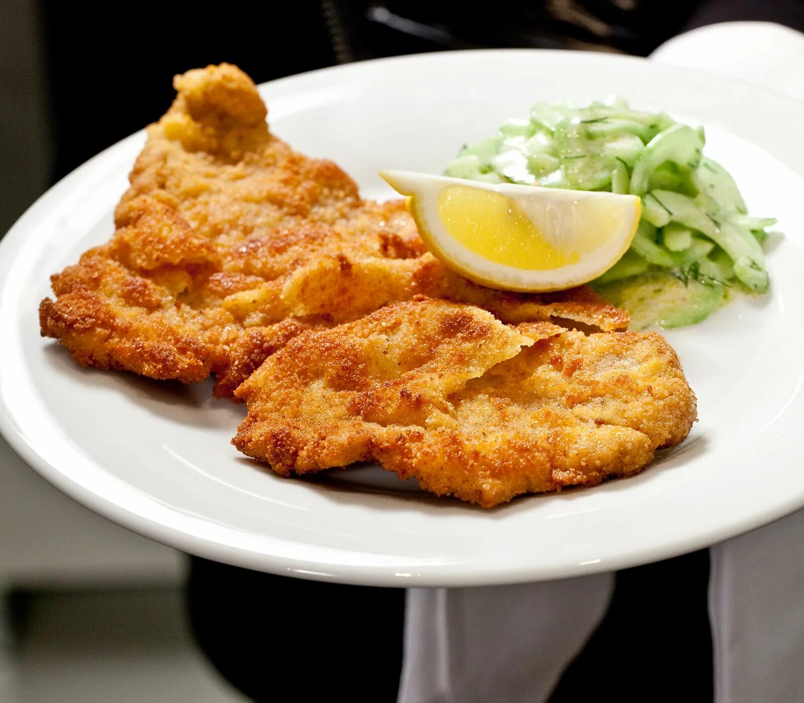 Как пожарить куриный шницель. Виннер шницель. bayerisches schnitzel (шницель). wiener schnitzel венский шницель. эскалоп по венски.