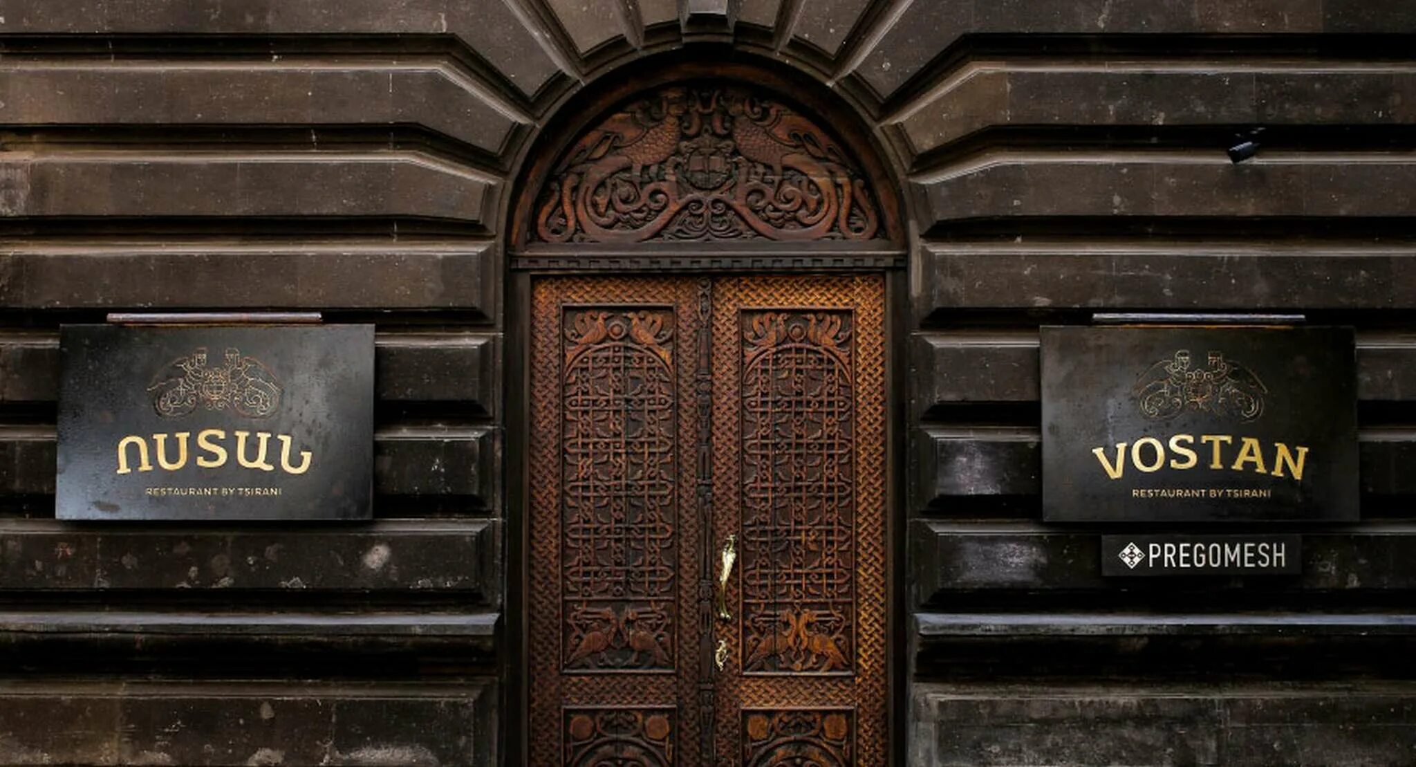 Дикий запад двери салуна. Двери трактира. Двери трактира. Межкомнатные двери для ресторана. Раздвижные двери в ресторане.