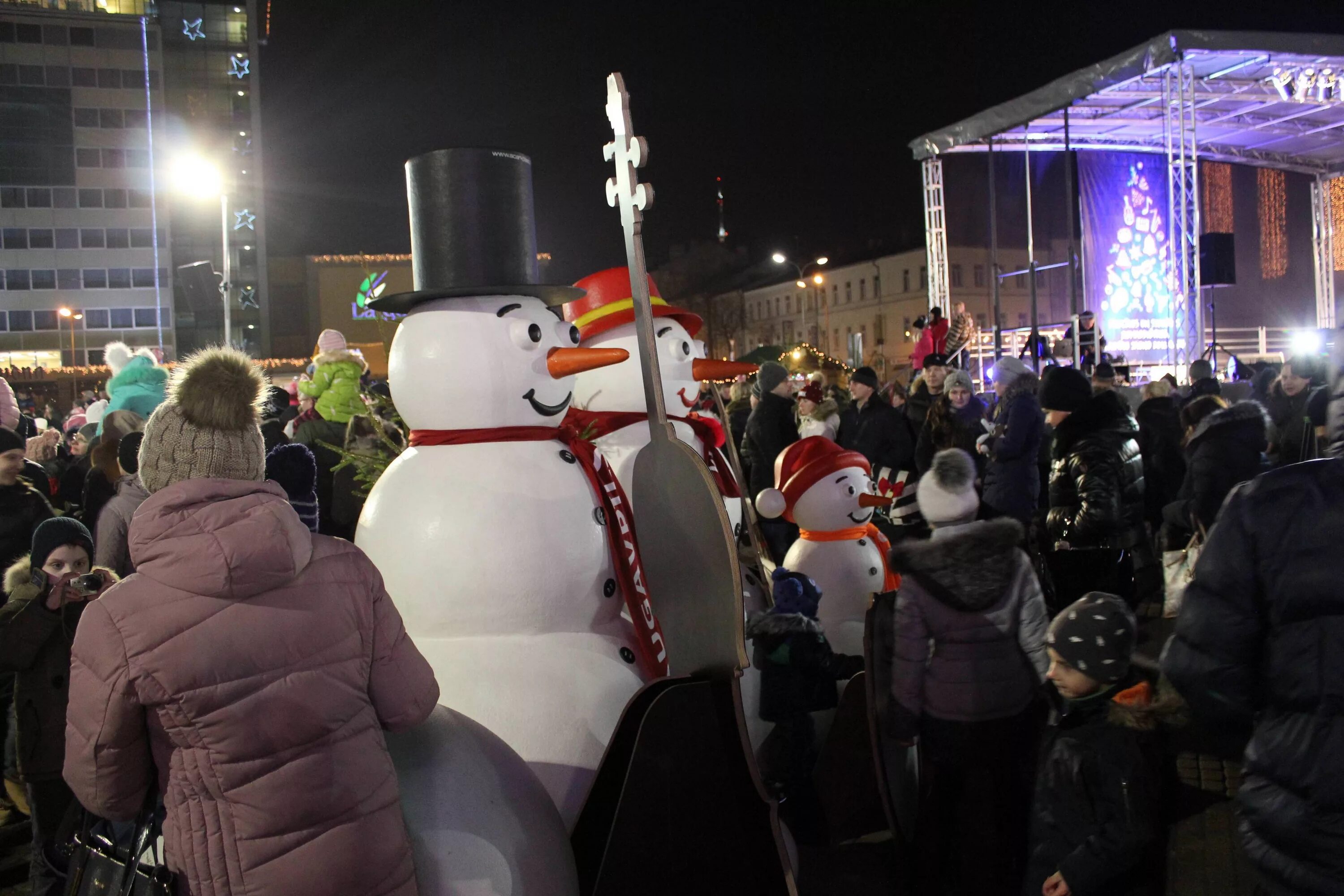 Даугавпилс елка 2021. В даугавпилсе на площади веибас открылся каток 2023 год. Где главная елка в астрахани. Зажгли главную елку. Симферополь площадь ленина зима.