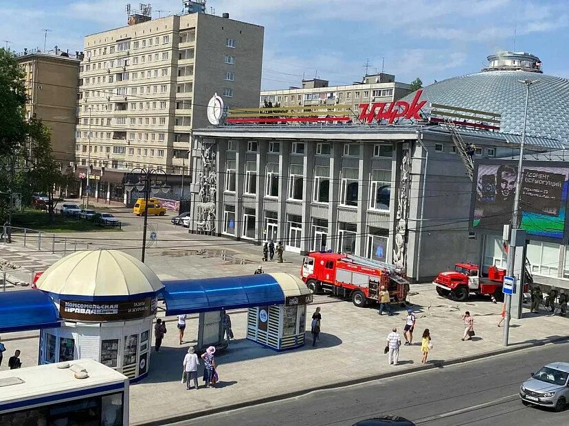 Горит цирк в ростове. Пожар в цирке саратов. саратовский цирк имени братьев никитиных пожар. цирк саратов. саратовский цирк купол.