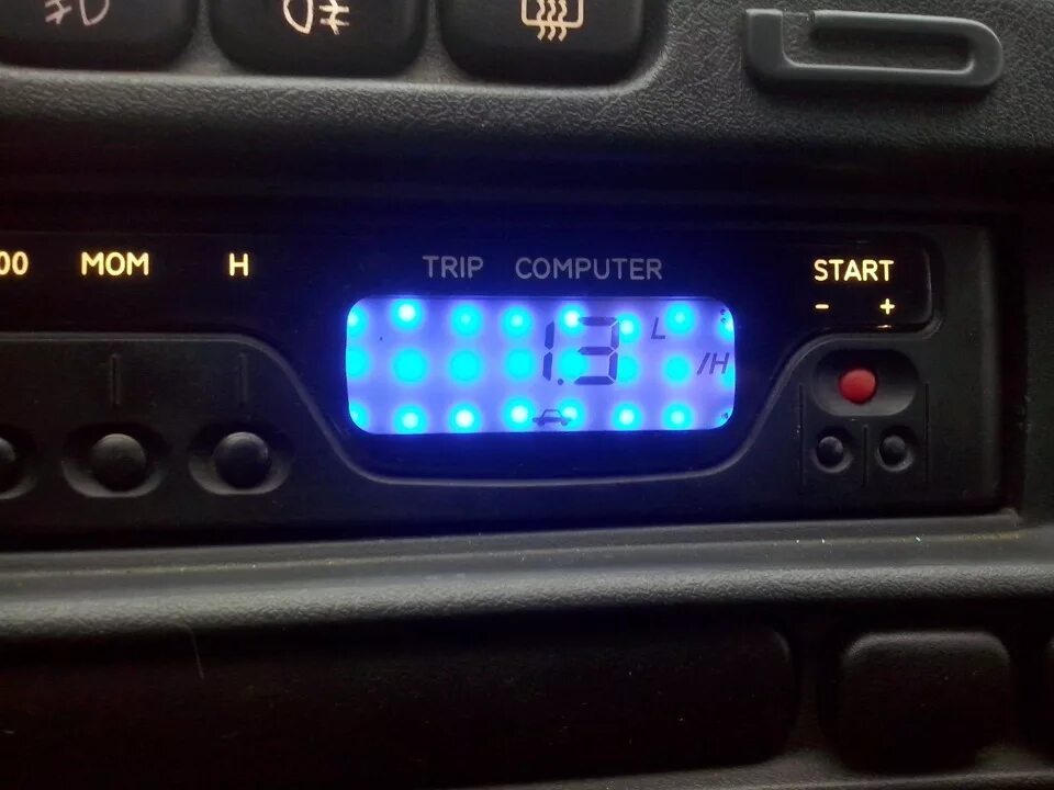 Трип компьютер. Штатный бортовой компьютер в приборку Приора 1. Бортовой компьютер в приборке в приоре завод. Кнопка mom на бортовом компьютере на ВАЗ 2113. Самый маленький диод в бортовом компьютере штат.