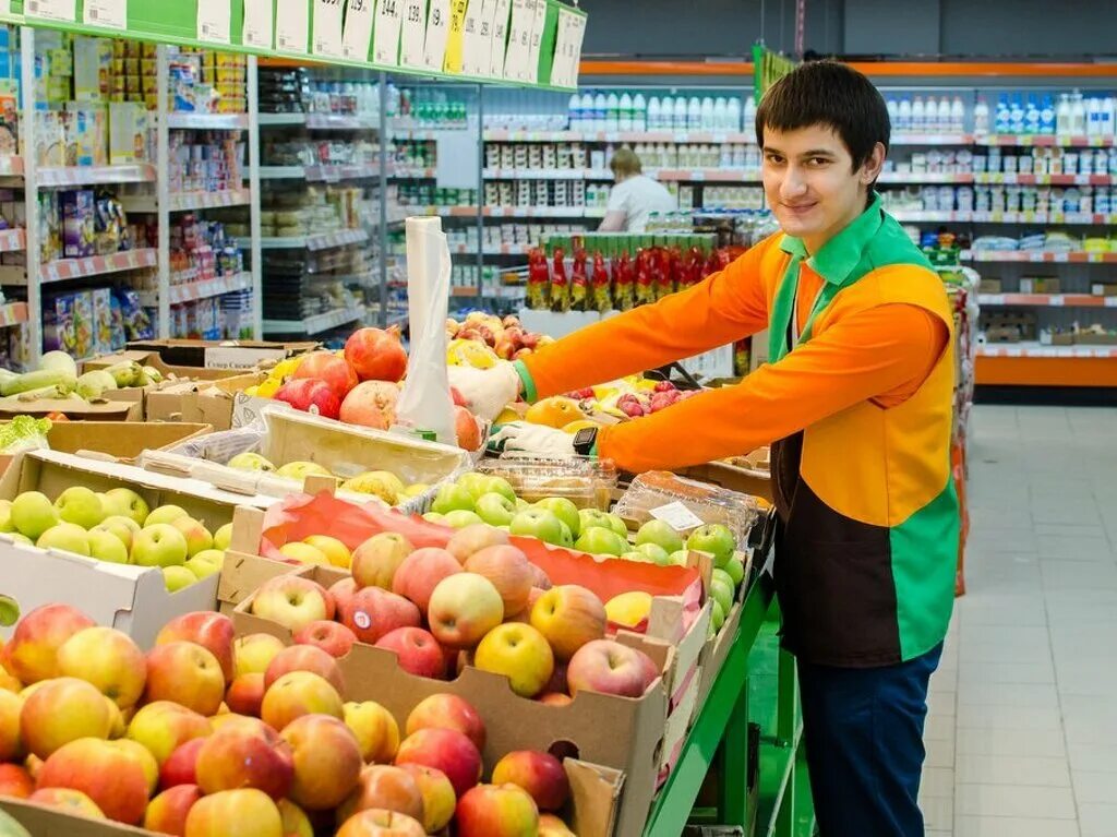 Грузчик в продуктовый магазин. Сотрудники магазина Монетка. Грузчик в магазин продуктов. Продавец овощей и фруктов. Продавец овощи москва